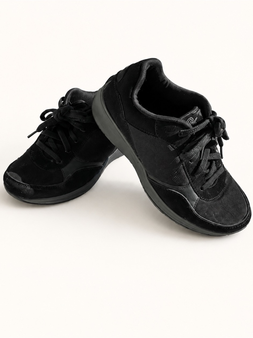 Easy Spirit women’s black used Sneakers size 6